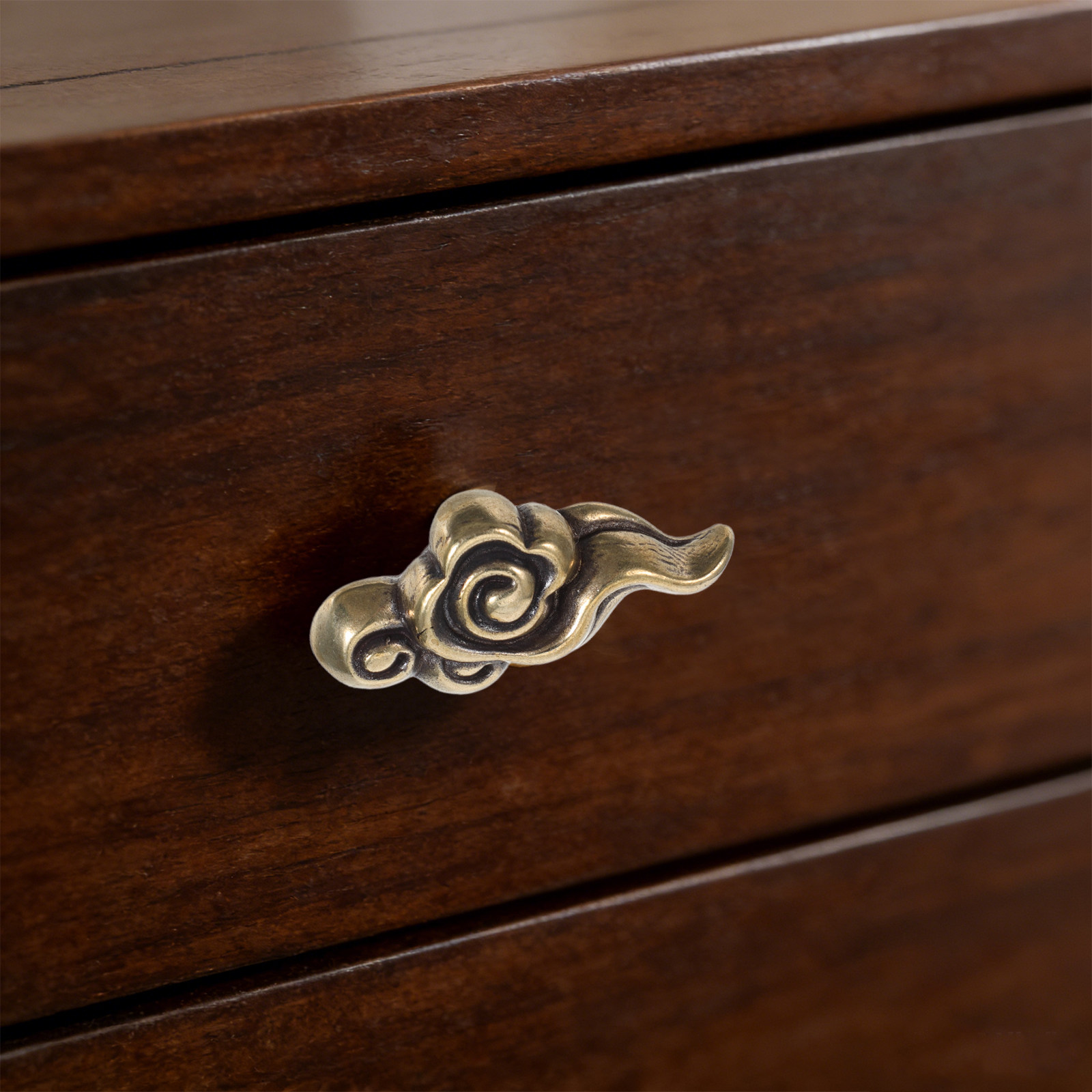 装飾的な雲の形をした取っ手。アンティーク調の真鍮製で、ワード - Vintage Furniture Hardware Pulls のレビューと価格