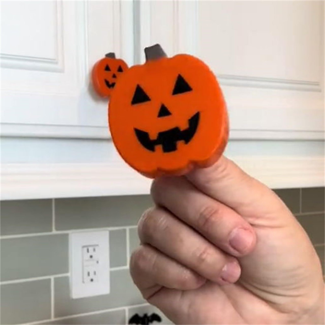 ハロウィンパンプキンノブカバー、ユニバーサルキャビネットと引 - Furniture Interlocking Hardware のレビューと価格